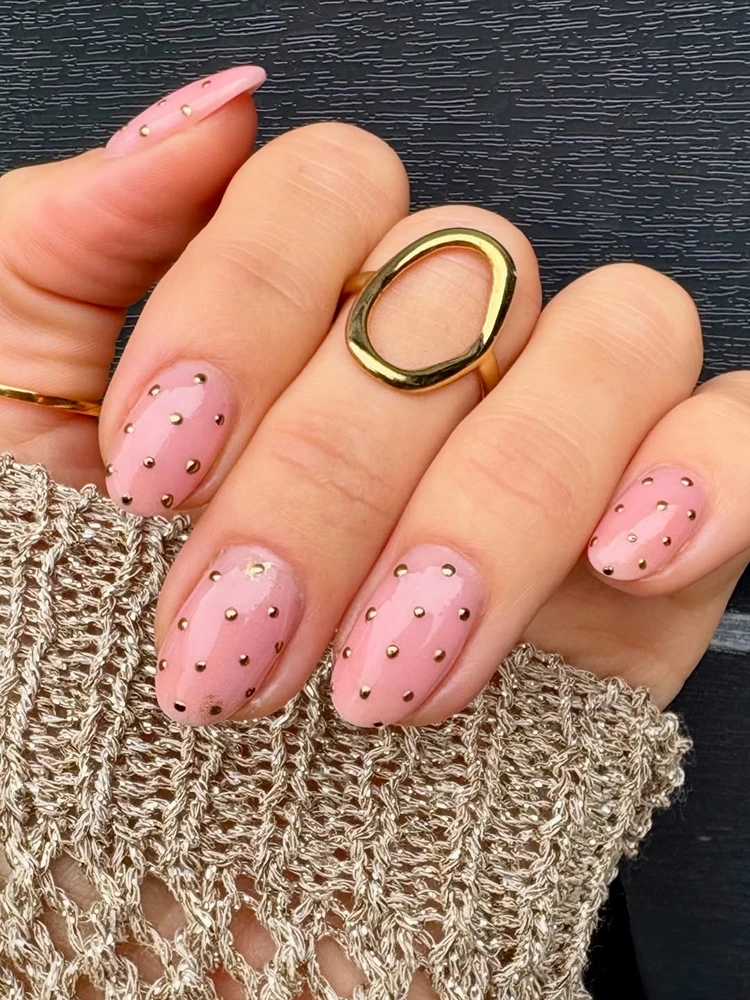 nude mit goldenen chrome dots herbstliches nageldesign