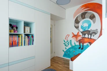 offene regale für bücher und spielzeug im kinderzimmer