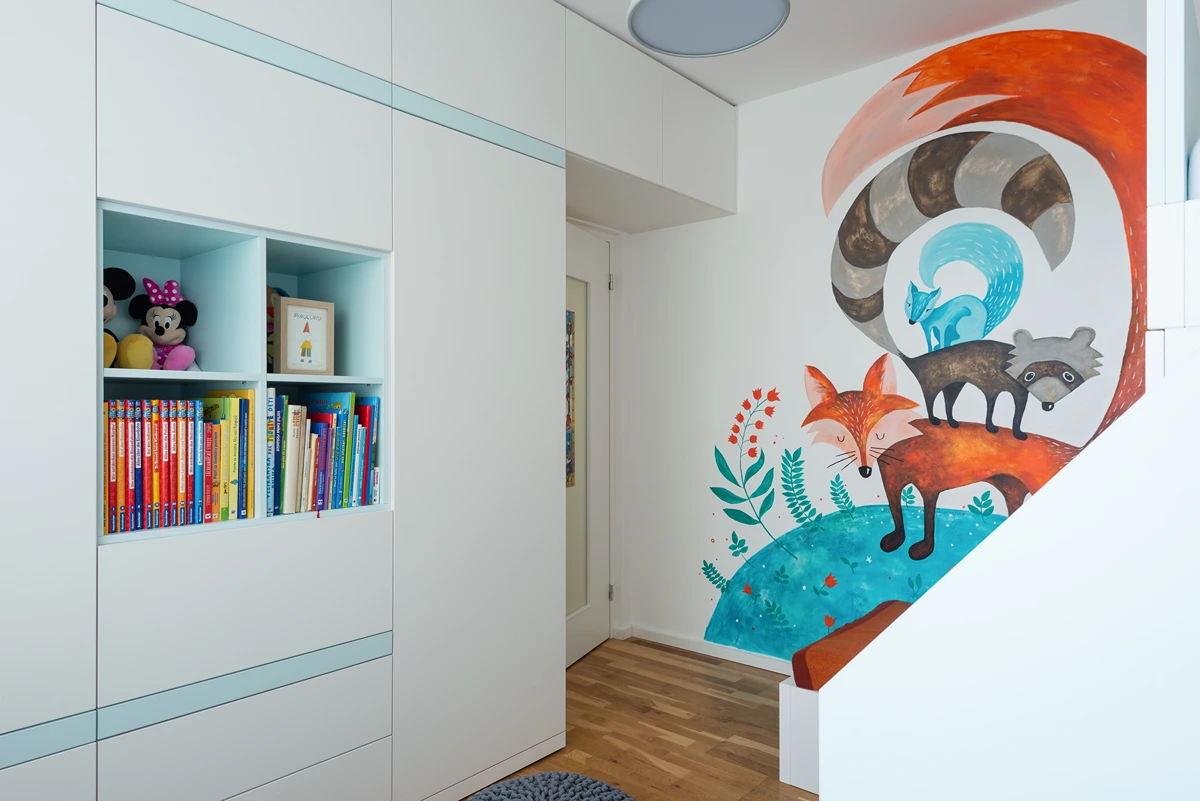 offene regale für bücher und spielzeug im kinderzimmer