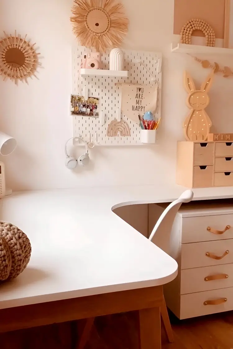 Organizer für die Wand an einem Eckschreibtisch im Kinderzimmer
