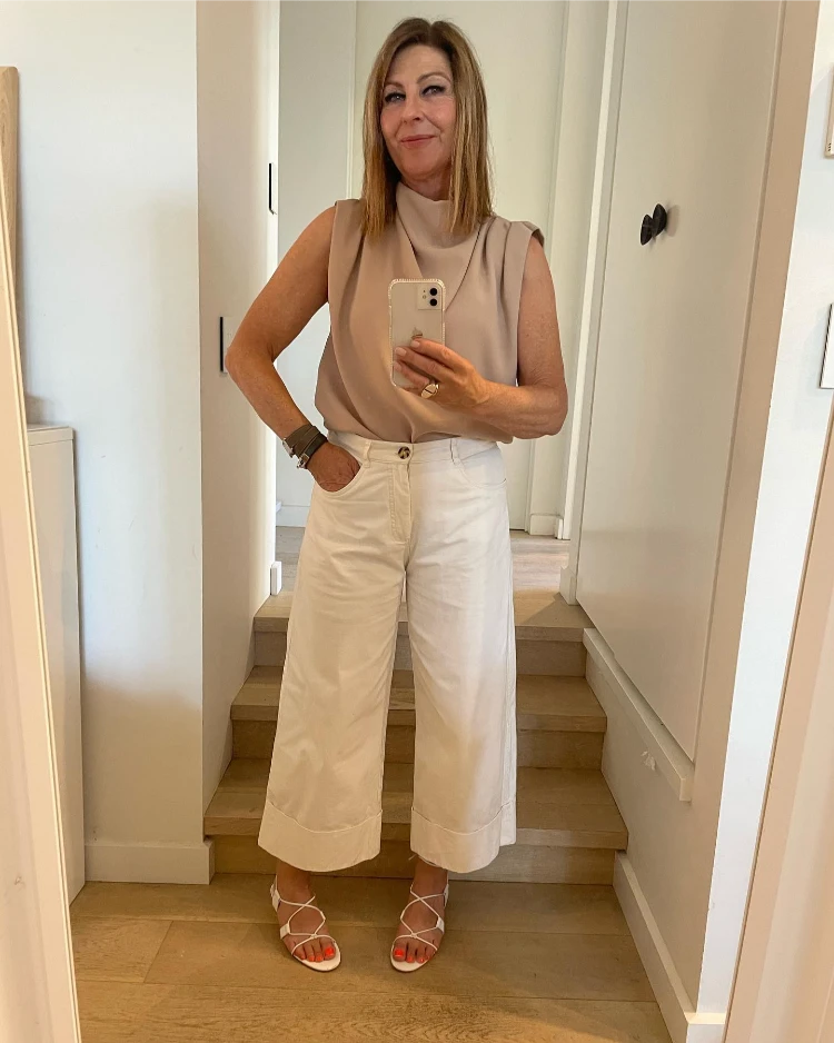 outfit mit weißen cropped jeans, ideal für kleine frauen