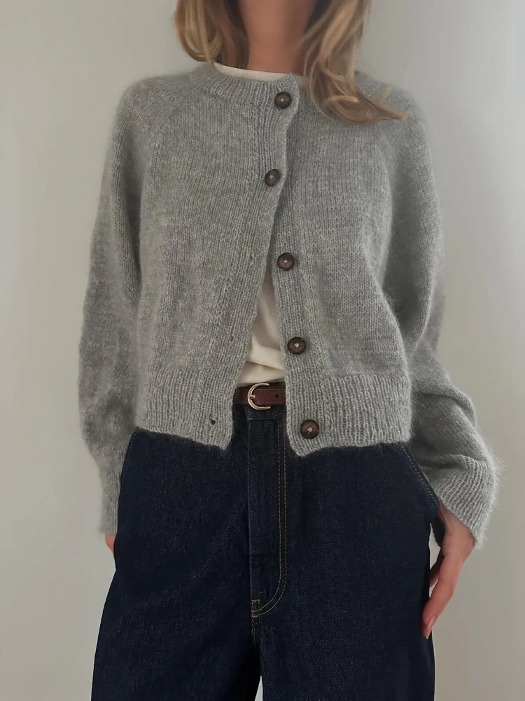 outfit mit weißer bluse, grauem cardigan und dunkler jeans für den herbst