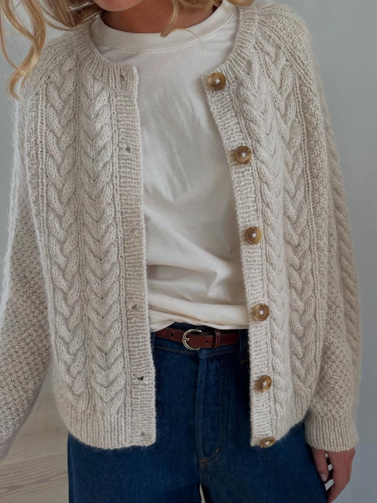 outfit mit weißer bluse und cardigan für den herbst