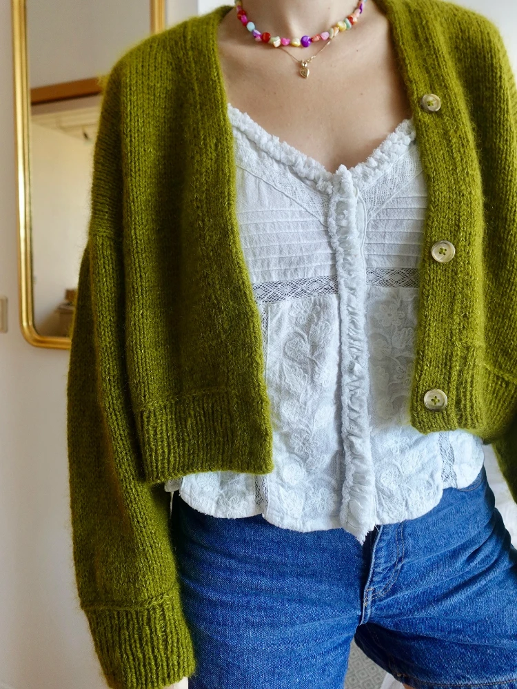 outfit mit weißer bluse und grünem cardigan