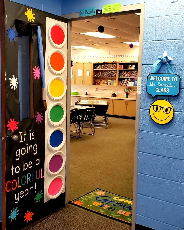 Pappteller für eine XXL-Farbpalette bemalen als Deko fürs Klassenzimmer zur Einschulung