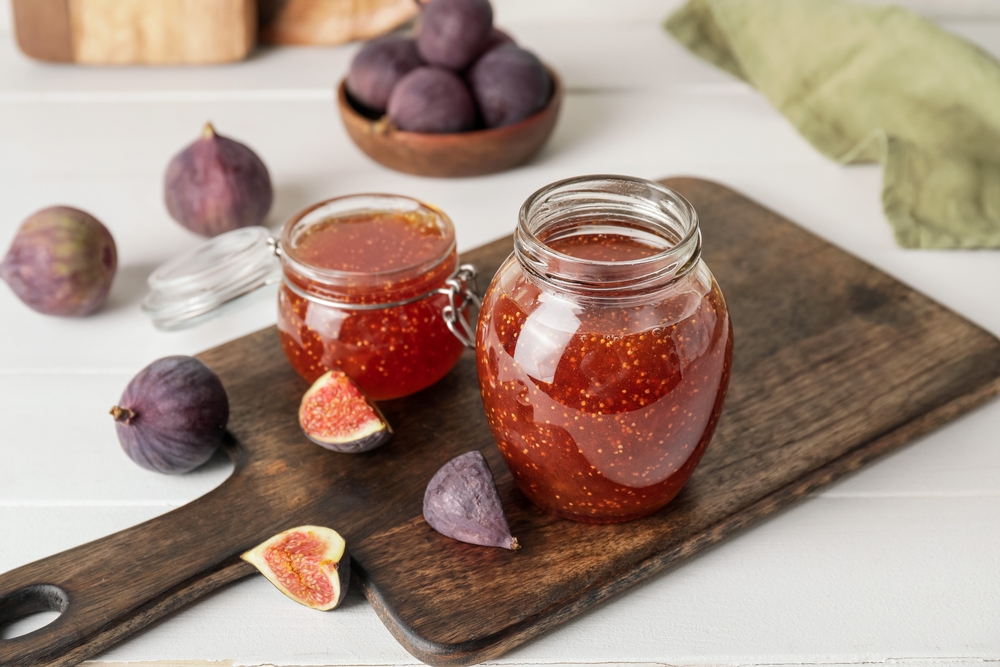 jars,of,sweet,fig,jam,on,white,table