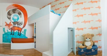 platzsparendes hochbett mit treppe und fuchsiger tapete