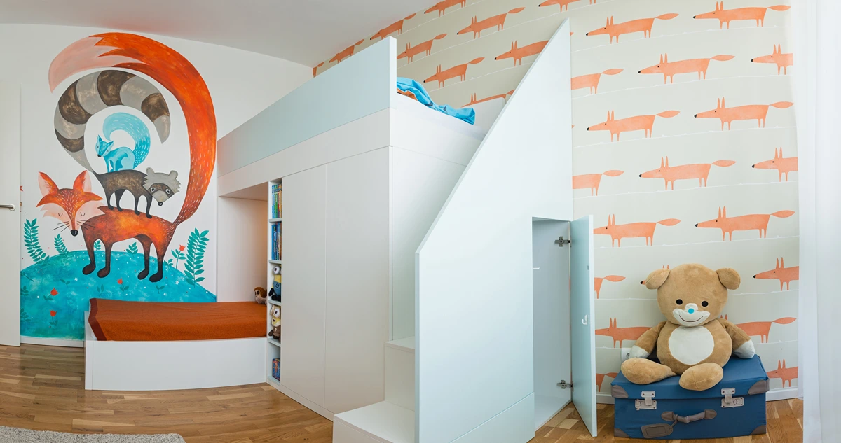 platzsparendes hochbett mit treppe und fuchsiger tapete