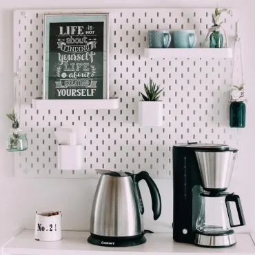 Praktische Deko mit Skadis in der Küche - Blumentopf, Vasen und Ablage für Bilderrahmen