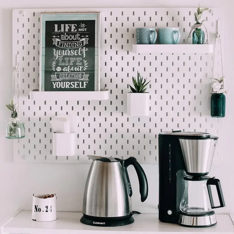 Praktische Deko mit Skadis in der Küche - Blumentopf, Vasen und Ablage für Bilderrahmen