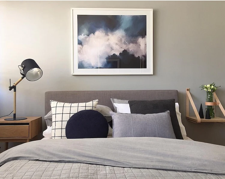 Pudergrau als Wandfarbe im modernen Schlafzimmer