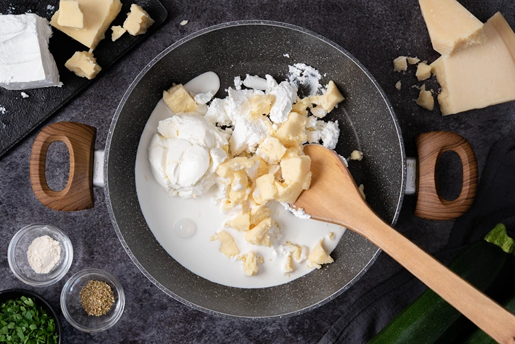 quattro formaggi sauce zubereiten für zucchini spaghetti