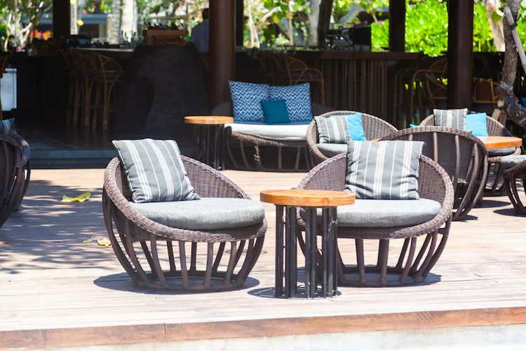 Rattansessel erfolgreich inszenieren mit Sitzkissen 