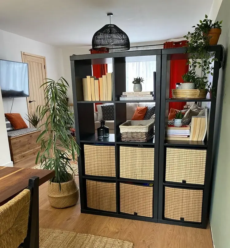 Raumteiler in Schwarz und mit Körben für wohnliche Atmosphäre
