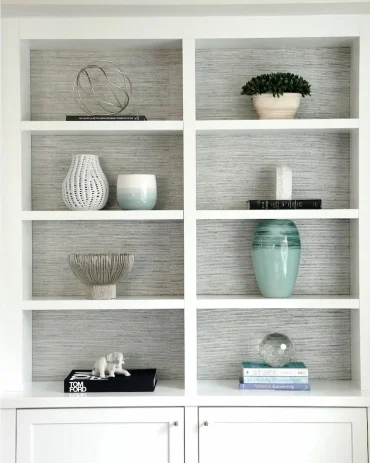 Regale mit Tapetenstoff aufpeppen und mit Kunstwerken dekorieren