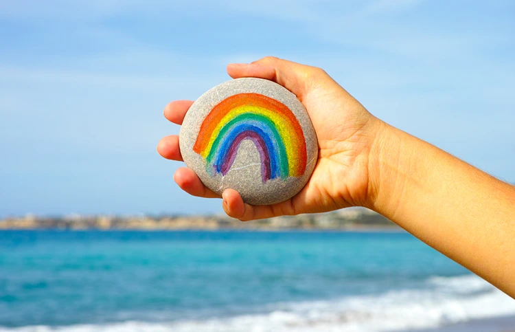 regenbogen stein meer als hintergrund