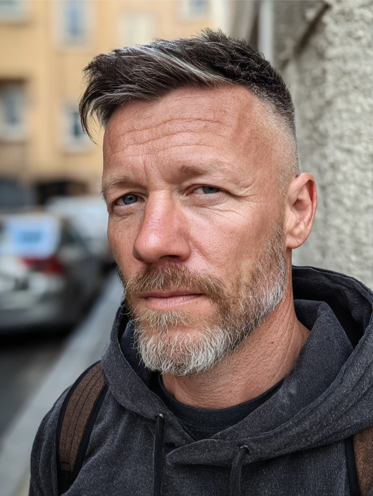 reifer mann mit stilvollem french crop, inspiriert von thomas shelby aus peaky blinders