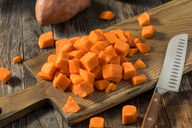 rohe süßkartoffeln vor dem backen im airfryer in würfel schneiden
