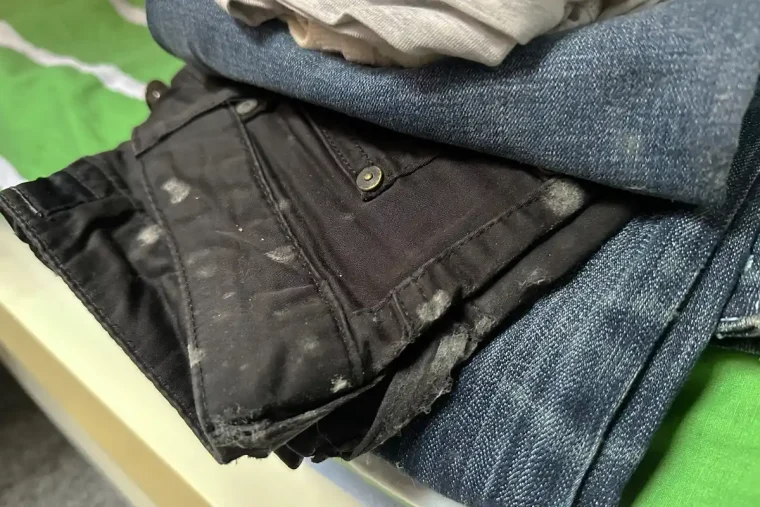 schimmelflecken aus kleidung entfernen wie sie ihren stoff wieder wie neu bekommen können!