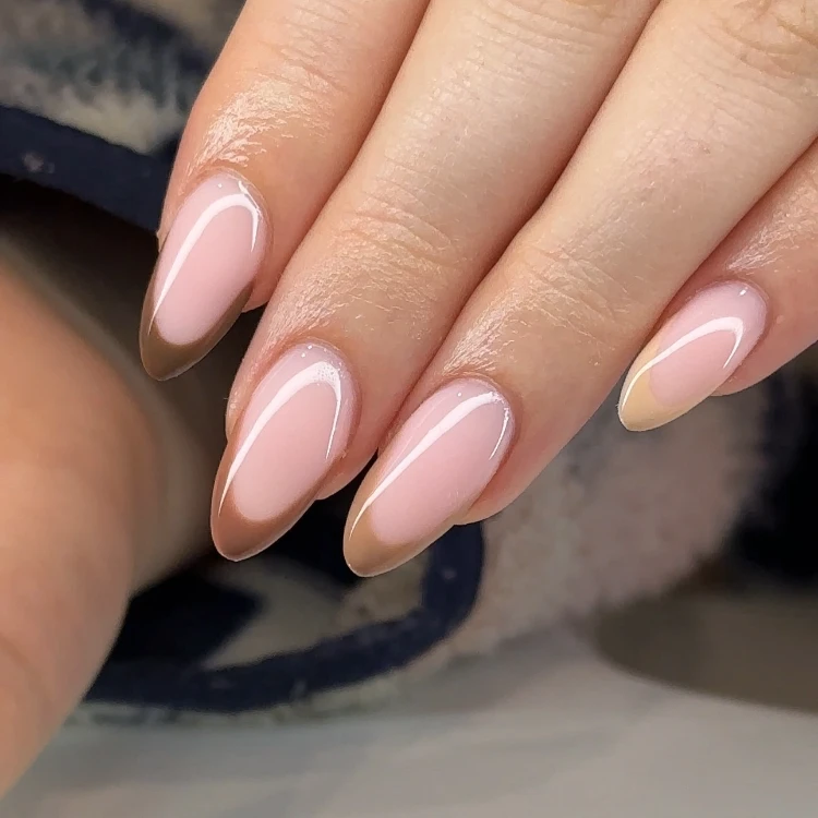 schlichte, elegante caramel jelly nails