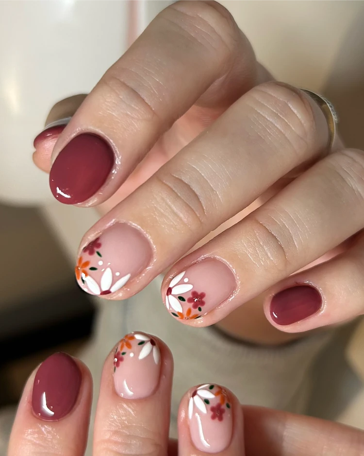 schlichte, elegante gelnägel dezentes floralmuster