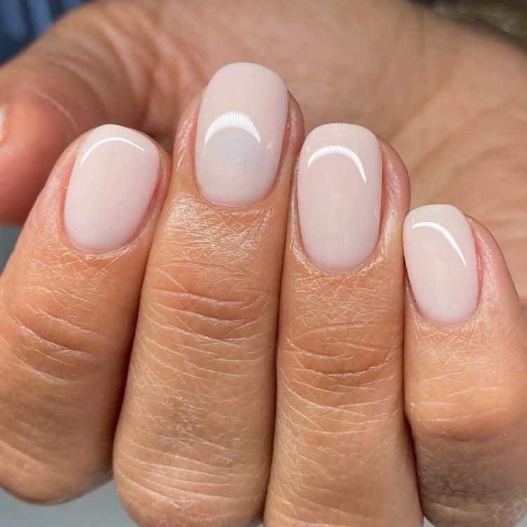 schlichte, elegante gelnägel in weiß