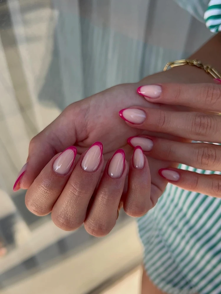 schlichte, elegante gelnägel mit rosa spitzen