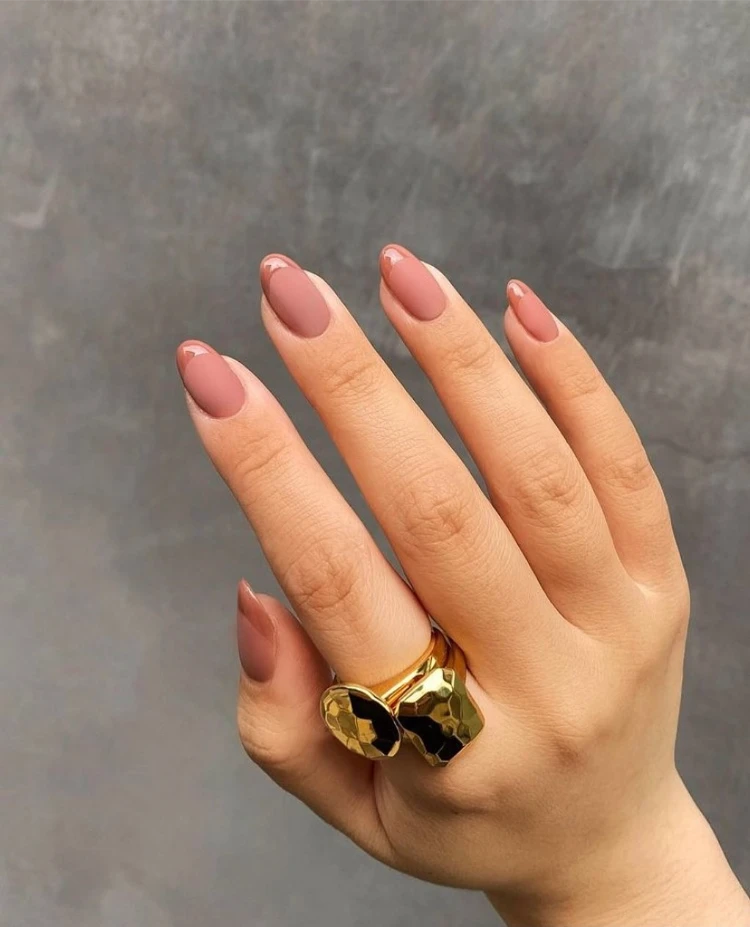 schlichte, elegante nägel matte pastelltöne mit glanzakzent