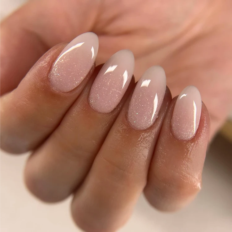 schlichte, elegante nails milchige basis mit minimalem glitzer