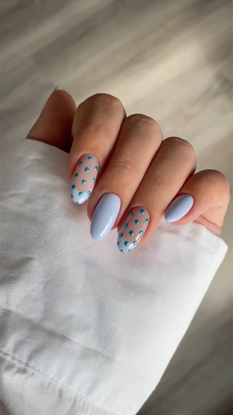 schlichte elegante nails minimalistische punkte