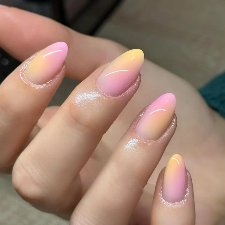 schlichte, elegante nails ombre in pastellfarben