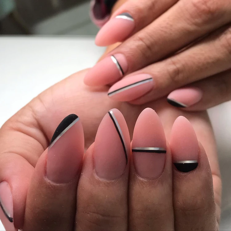 schlichte, elegante transparente nägel mit geometrischen linien