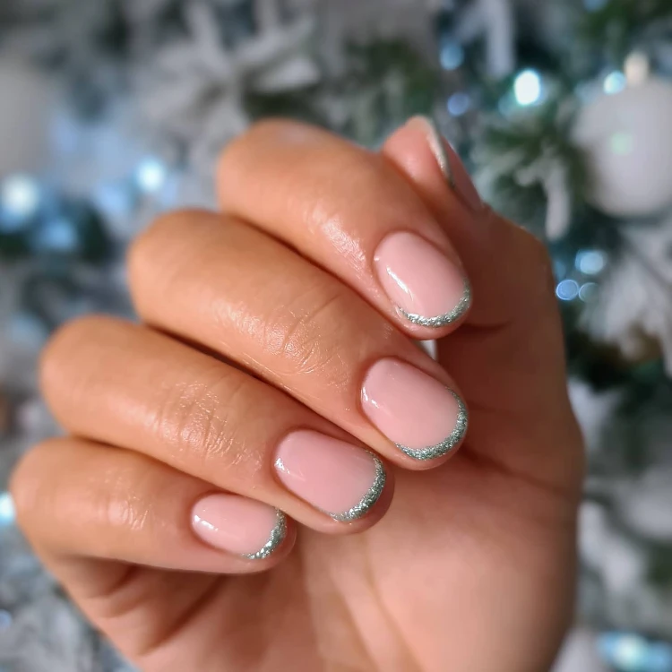 schlichte kurze, runde, natürliche gelnägel mit glitzer