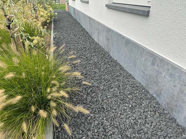 schmaler kiesstreifen rund ums haus – funktionale und moderne lösung mit schwarzem splitt