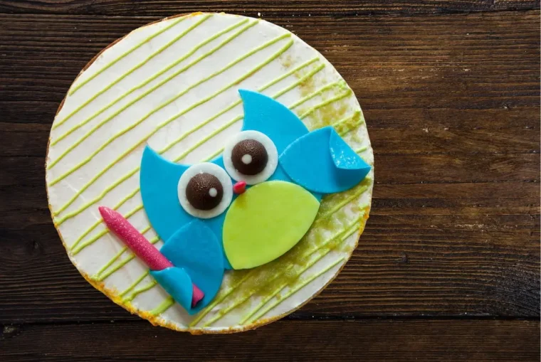 Schnelle Torte zur Einschulung für Jungen selber machen mit Eule aus Fondant