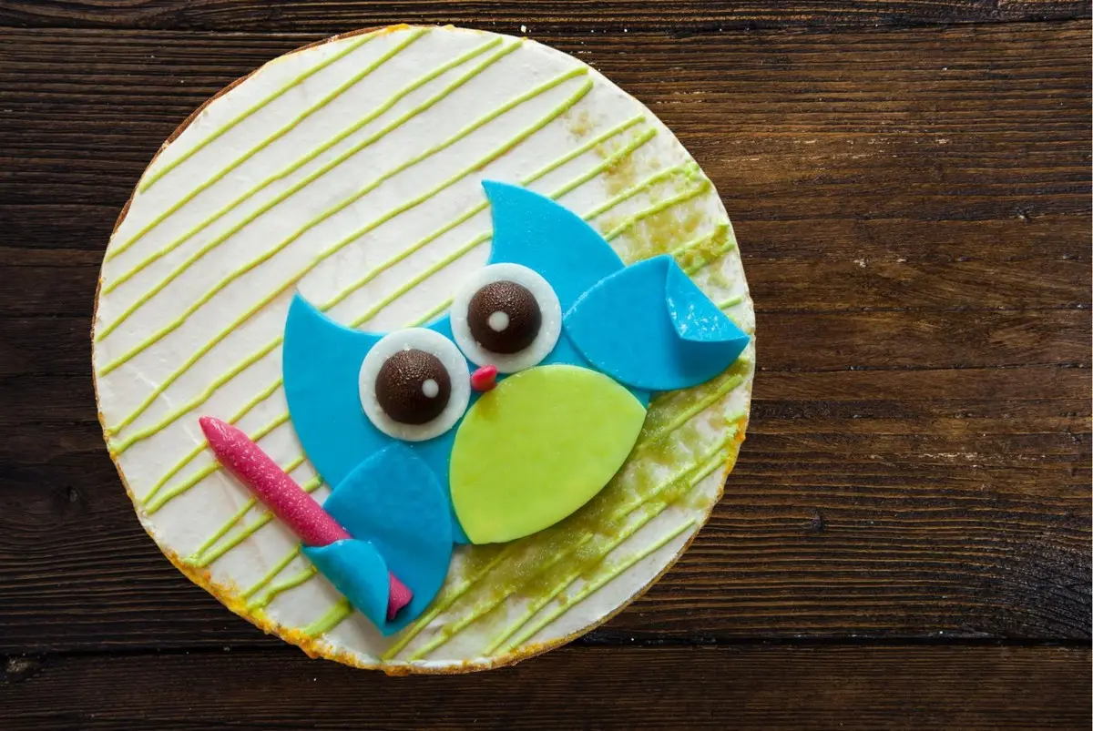 Schnelle Torte zur Einschulung für Jungen selber machen mit Eule aus Fondant