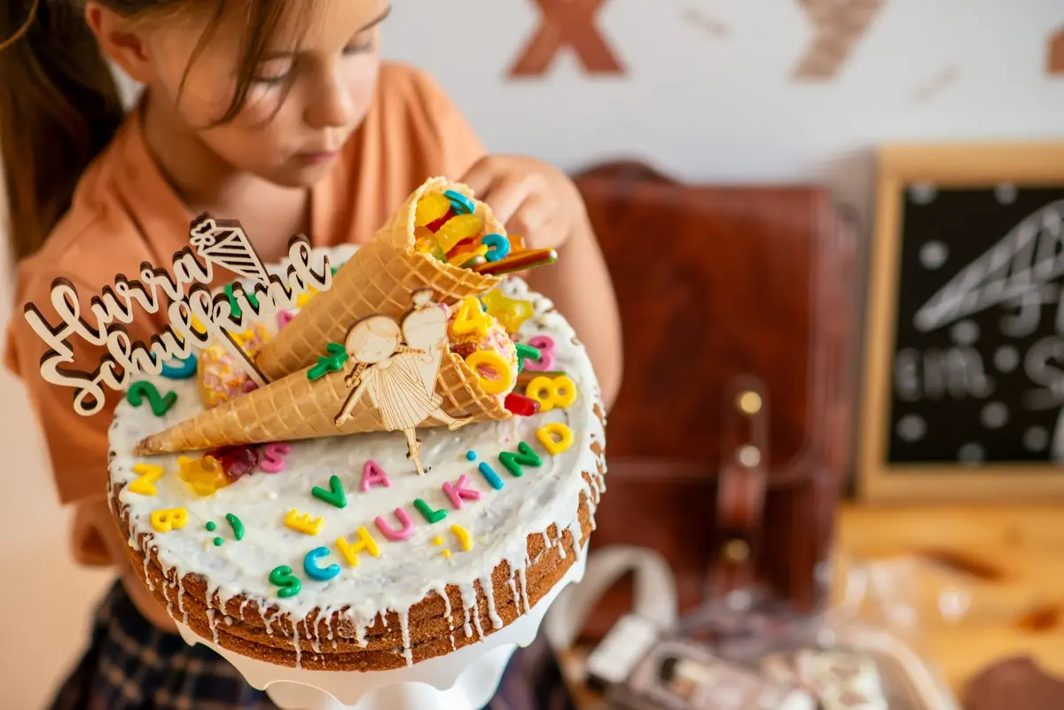 Schnelle Torte zur Einschulung für Mädchen mit Frischkäse, Nougat und Eiswaffeln als Deko