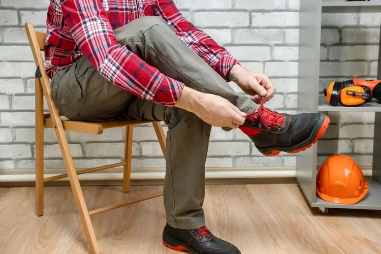 Schutz durch Sicherheitsschuhe, Arbeitskleidung und Handschuhe