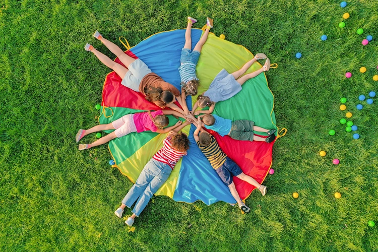 schwungtuchspiel im garten kinder haben spaß