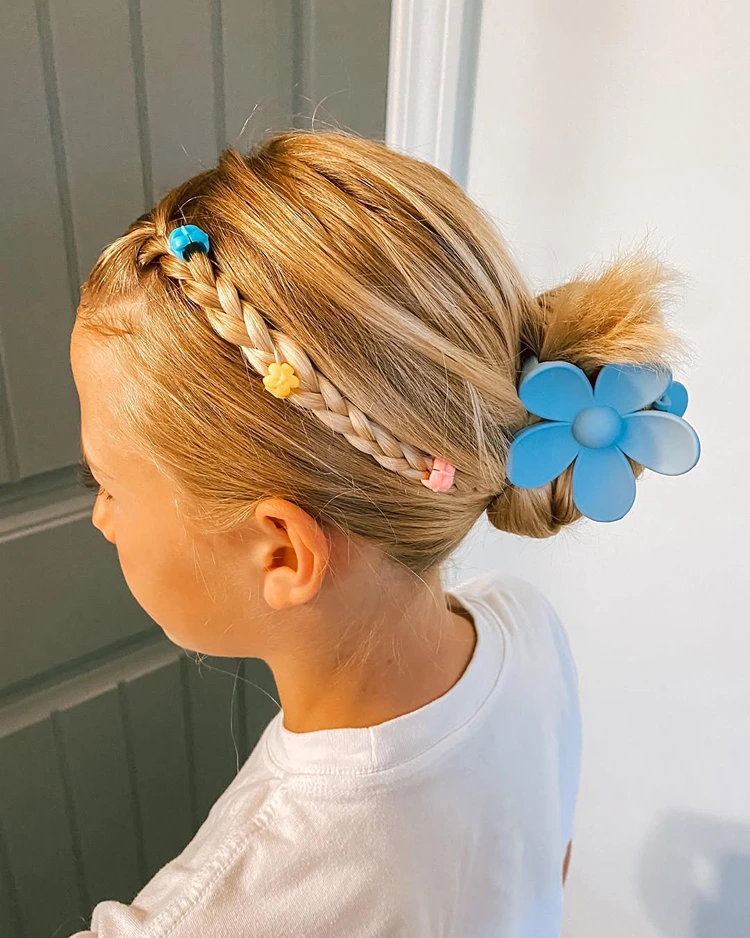 seitenzopf mit blütenclip einfache einschulung frisur