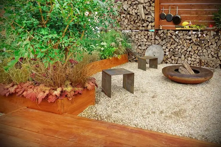 sitzecke im garten mit kies gestalten moderne ideen