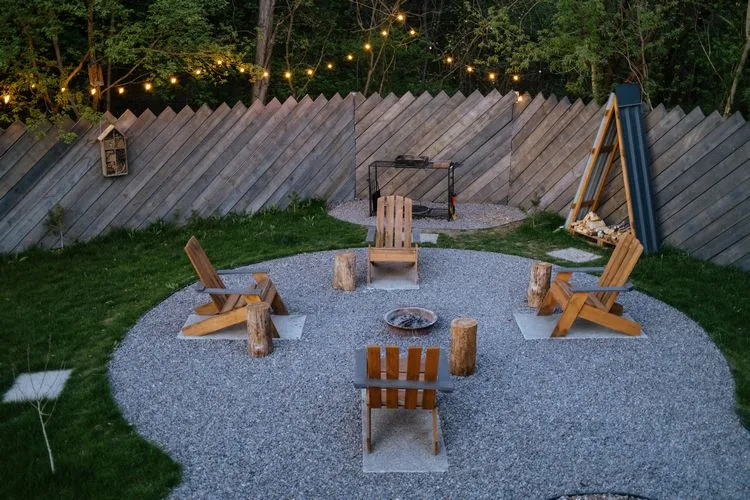 sitzecke im garten mit kies gestalten tipps und ideen