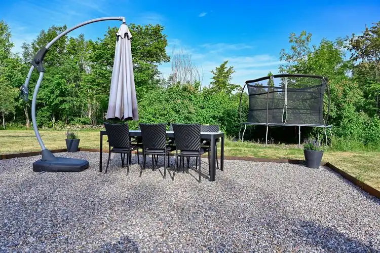 sitzplatz im garten mit kies selber machen