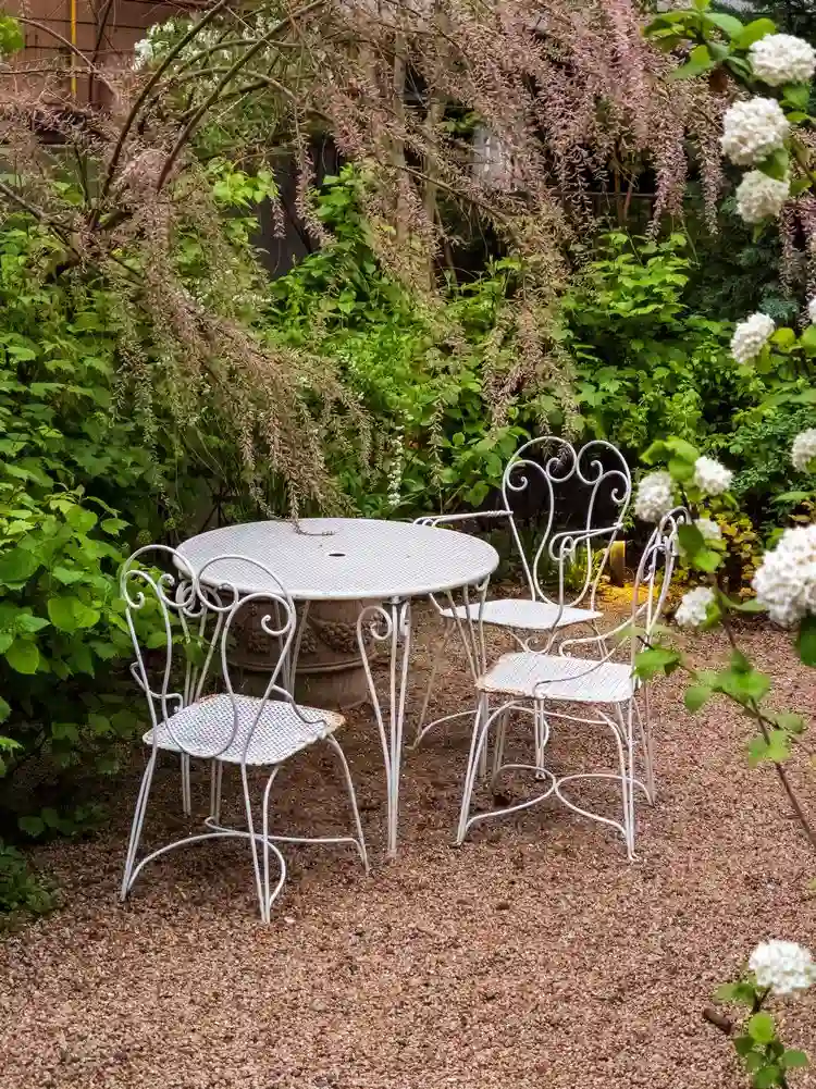 sitzplatz im naturgarten aufwerten