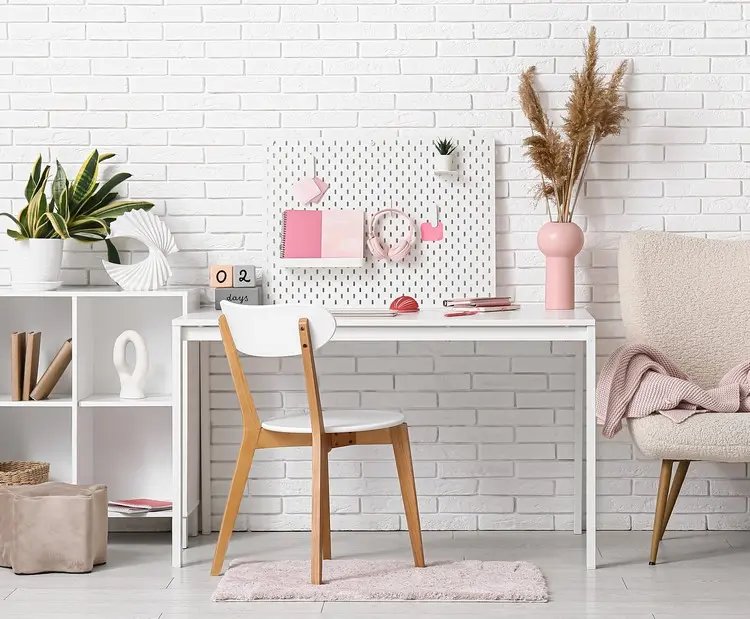 Skadis für den Schreibtisch im Mädchenzimmer mit Ablage für Notizbücher