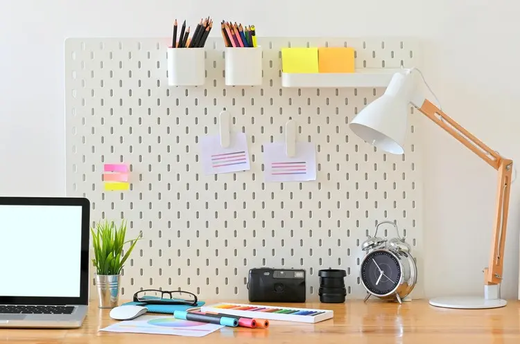 Skadis für den Schreibtisch ist auch für Teenies bestens geeignet