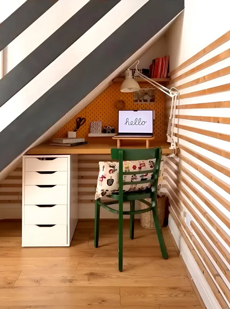 Skadis für den Schreibtisch unter einer Dachschräge in gelber Farbe