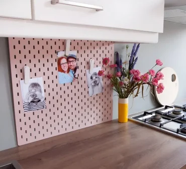 Skadis in der Küche zu dekorativen Zwecken nutzen für Fotos