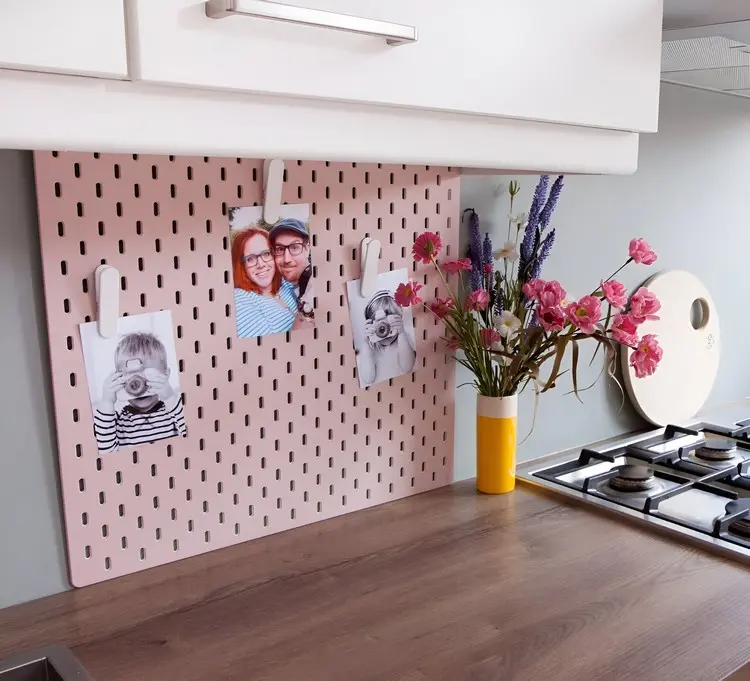 Skadis in der Küche: Wie Sie Ikeas Lochplatte clever nutzen