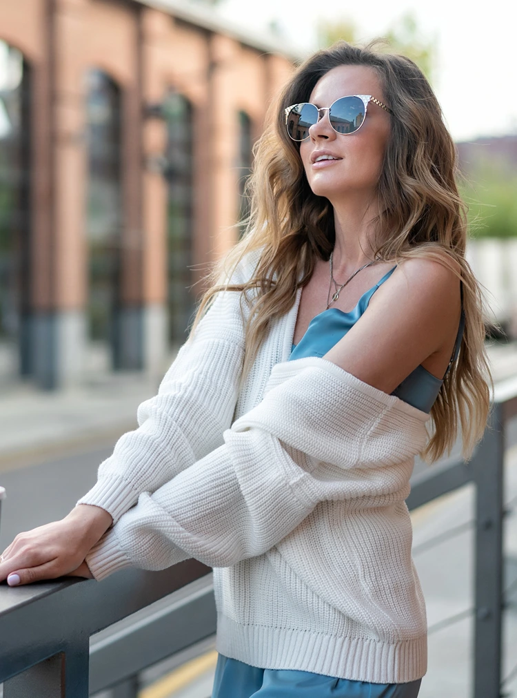 sommerlich elegant gestylt – midi kleid mit weißem strickpullover kombiniert.jpg